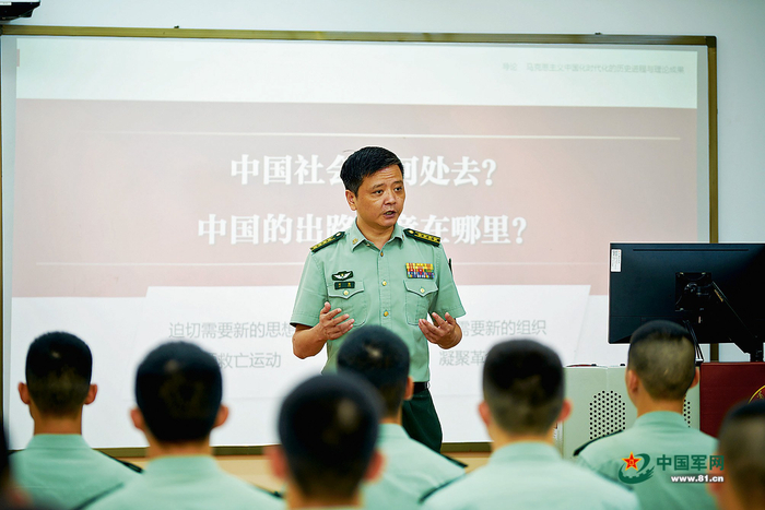 　　刘杨正在授课。本报特约通讯员  付善柱摄