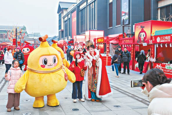 　　授牌仪式上，人偶和NPC与游客热情互动。本报记者 邓伟摄