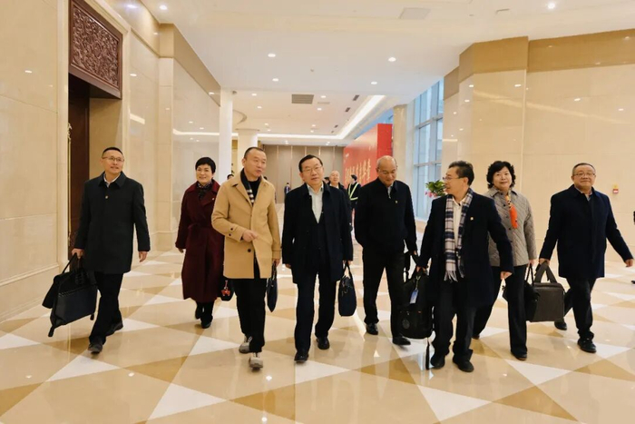 出席全国政协十四届四次会议的住宁全国政协委员从银川河东机场出发。