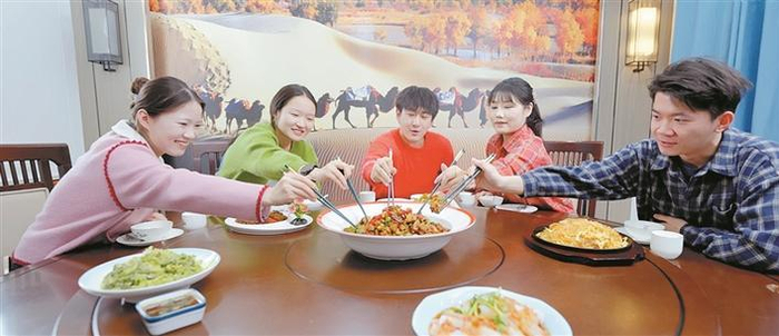     食客们在品尝招牌辣子鸡（资料图片）。    兵团广播电视台  提供