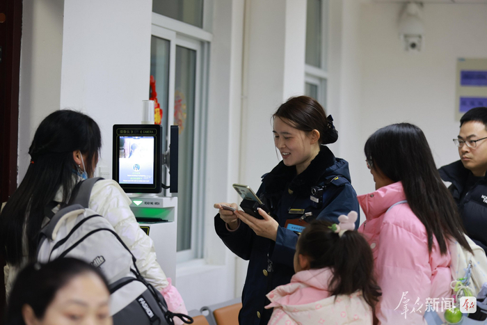 面对出行的旅客，黄瑶面带微笑核验车票，贴心服务让候车室充满暖意。