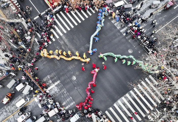 3月2日，游客在河南省济源市济水街道观看舞龙表演（无人机照片）。新华社发（苗秋闹摄）