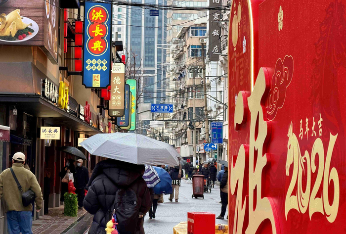 云南南路美食街“一街化三巷”，图为山西南路街景。劳动报记者贡俊祺 摄影