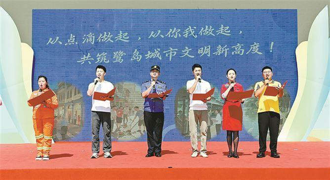 去年6月24日，外卖骑手、新媒体达人等行业代表共同宣读“共筑鹭岛城市文明”倡议书。（厦门日报资料图）