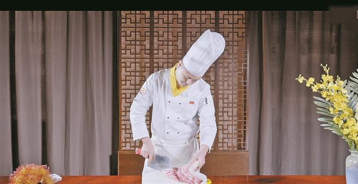     厨师正在制作沙井子馕坑肉（资料图片）。    兵团广播电视台  提供