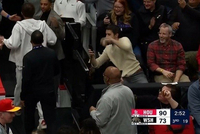 伊森妈妈更推：特雷·杨跟这事儿有屁关系啊 笑死个人