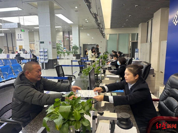 ▲彭州办理第一张个体货车司机工伤保险单