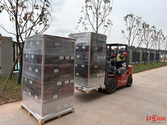 ▲简阳市公用型保税仓首单业务顺利落地