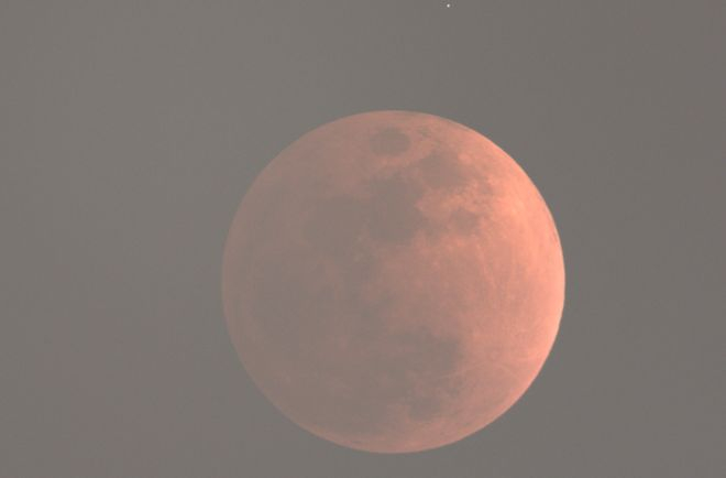 北京天文馆工作人员拍摄的红月。 图片来源/北京天文馆