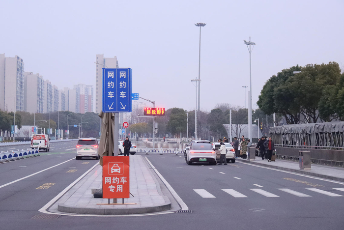▲2026年2月1日，江苏常州，高铁客运站点的网约车专用上客区 图据视觉中国