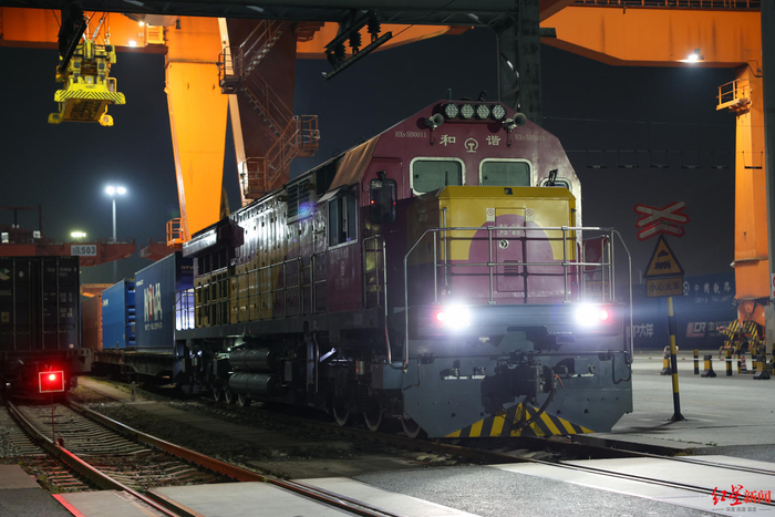 ▲2月17日零时，成都国际铁路港，成都中欧班列新春第一趟班列驶出