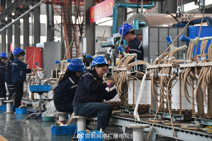 在邯郸市永年区高晶电器设备有限公司，工人正在赶制海外订单。 程名 摄
