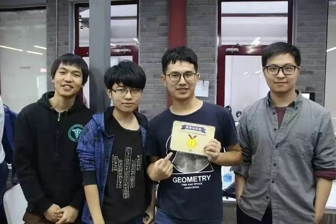 图：肖弘（右二）