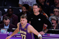 东契奇&amp;雷迪克场边争执？维拉纽瓦：东契奇总上头 但别对着教练啊