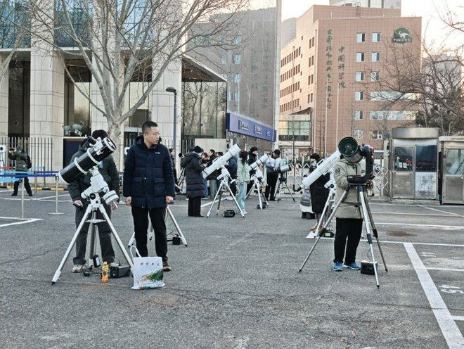 北京天文馆准备了10台专业的天文望远镜观测月全食。 上游新闻记者 崔涛 摄