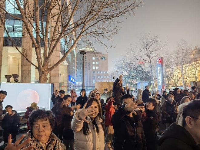 观众在观测月全食。 上游新闻记者 崔涛 摄