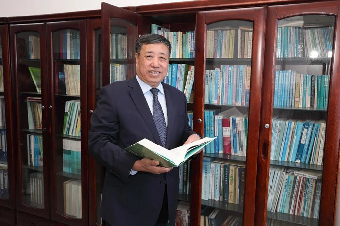 记者与王立春院士（中）合影（武俊男 摄）