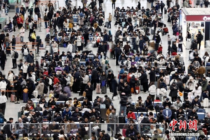 资料图：旅客等待出行。中新社记者 殷立勤 摄