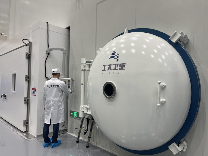 工大卫星技术人员在做试验