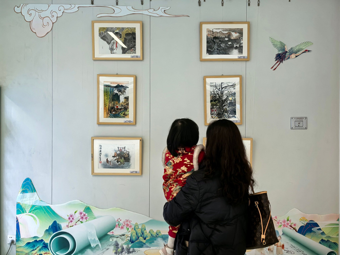 福建省儿童医院门诊部设置的儿童书画展区，帮助患儿及其家长缓解就诊紧张情绪。