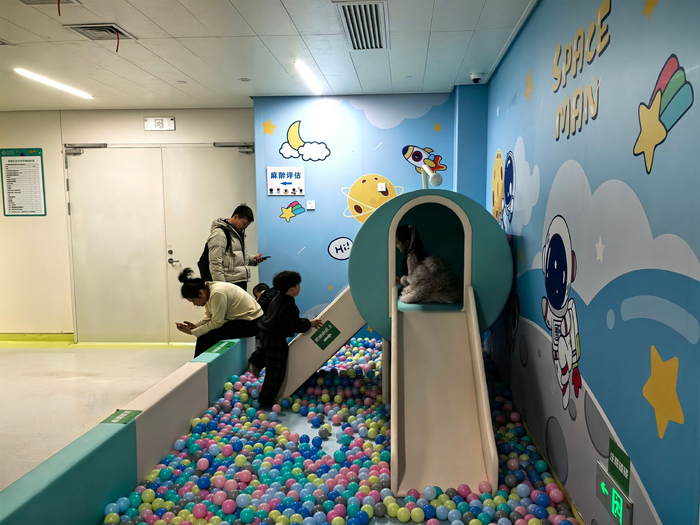 福建省儿童医院儿童舒适化医疗中心内的娱乐设施