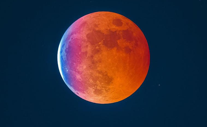 “红月亮” 图源：新华社