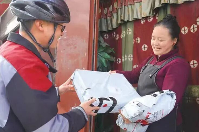 图为顺丰快递配送员在拉萨上门派送货物。人民日报记者 徐驭尧 摄（资料图）