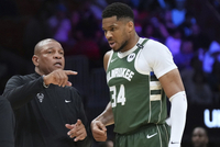 老里谈字母复出：这不是理想的方式 但既然他能上场那就看看情况