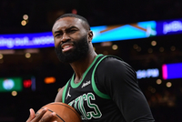 今日绿军对阵雄鹿！杰伦·布朗因生病不打 科塔轮休