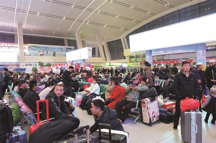 返岗务工人员候车中。中国铁路青藏集团有限公司供图