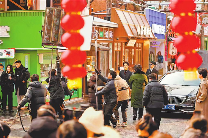 宁颢剧组正在郑州记忆·油化厂创意园拍摄短剧。 受访者供图