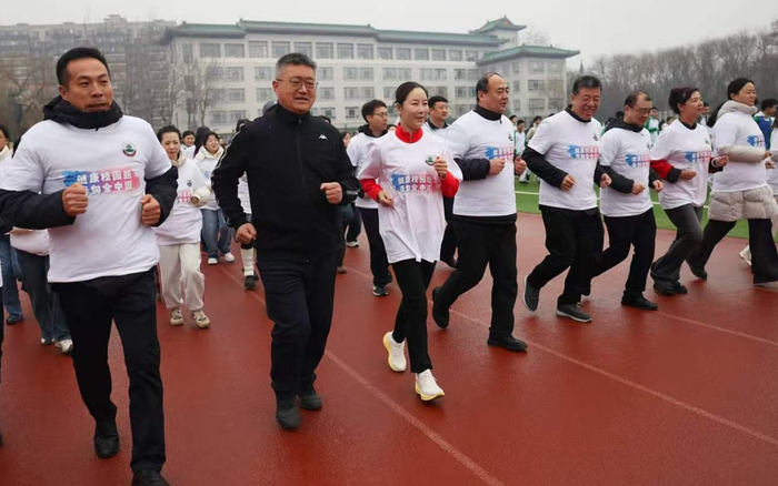 北京市第二十中学2026年校园阳光跑正式开跑。奥运冠军王丽萍（左三）及校领导们领跑。新京报记者 浦峰 摄