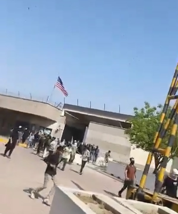 社交媒体上流传的视频显示，美国驻卡拉奇领事馆的抗议现场响起枪声，示威者逃离 视频截图