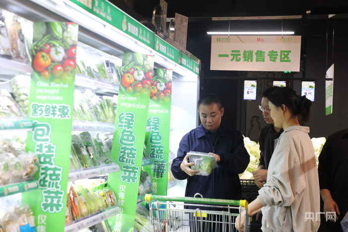李德祥在超市检查菜品情况（央广网发  郭婷  摄）