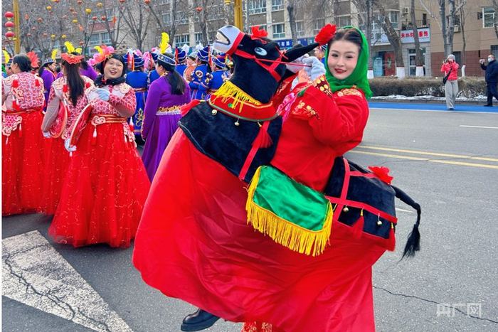 精河县社火活动现场，参演人员活力十足  （央广网发  迪娜尔·奴尔巴克特  摄）