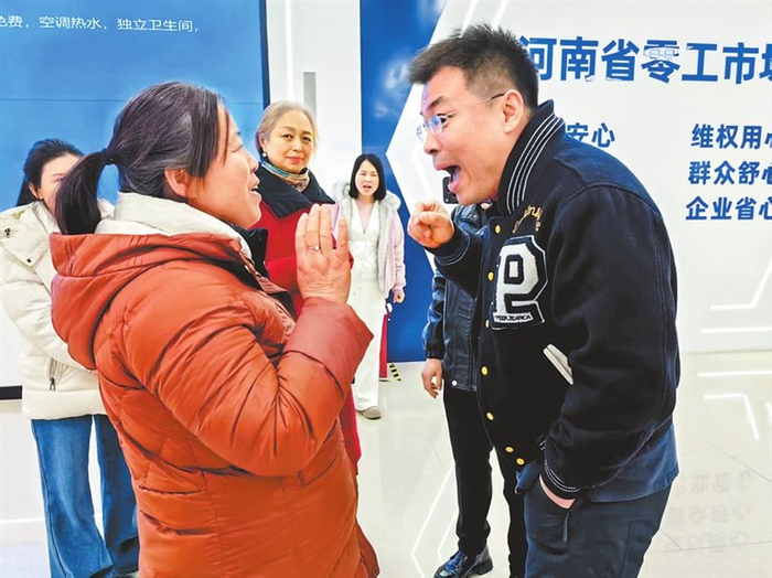 在河南省零工市场开办的短剧演员培训班上，老师正在指导学员练习台词。 受访者供图