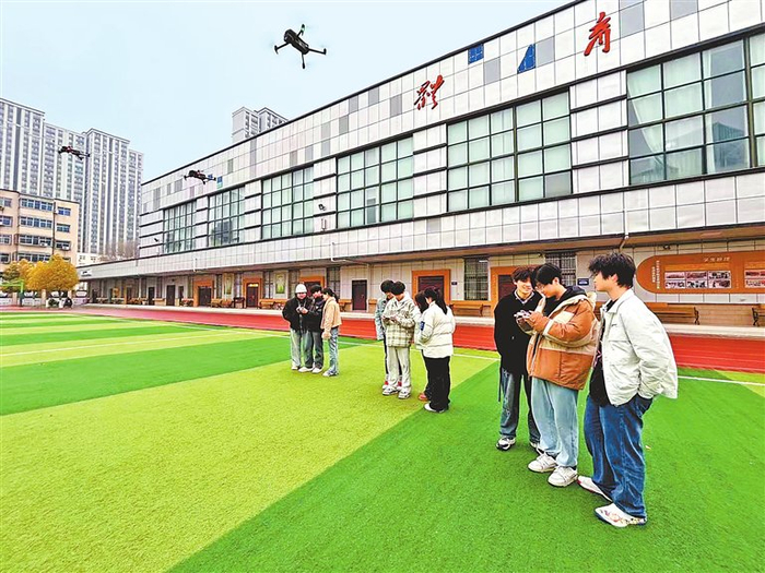 郑州技师学院微短剧影视学院的学生正在进行无人机拍摄课程实训。受访者供图