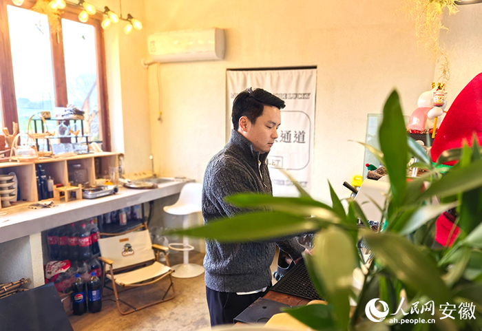 正在为顾客调制咖啡的施龙。人民网记者 汪瑞华摄