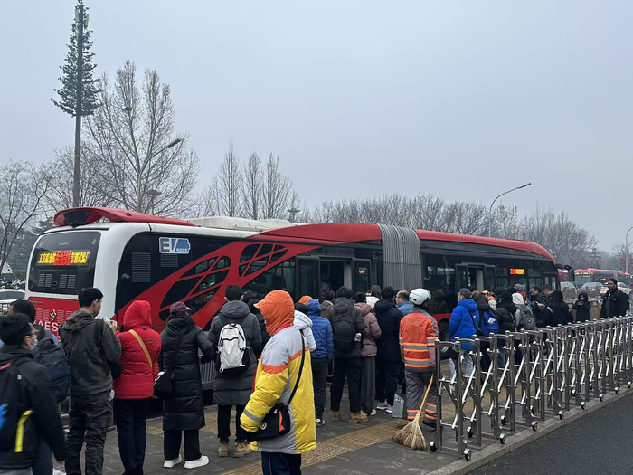 玉泉路口西公交站（向西方向），早上8点乘客排起长队。千龙网记者 徐锟 摄
