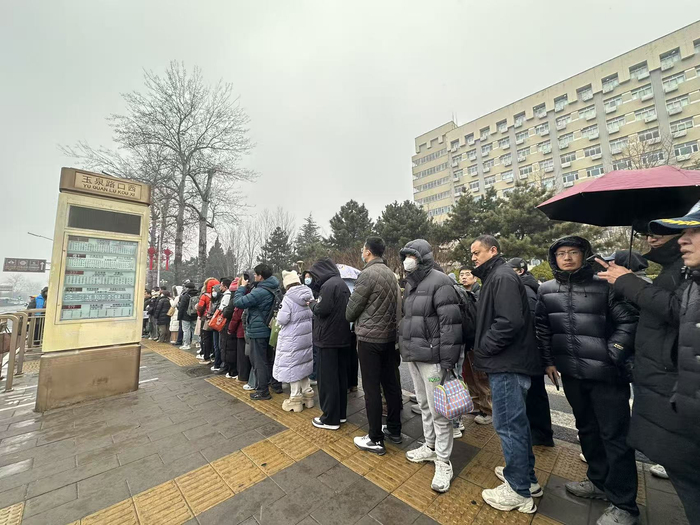 玉泉路口西公交站（向西方向），早上8点乘客排起长队。千龙网记者 徐锟 摄