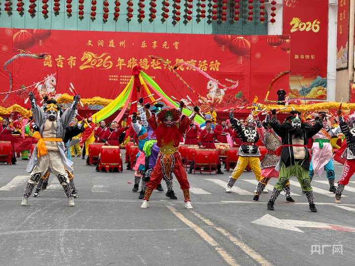 昌吉市非遗社火展演活动现场  （央广网记者  丁安  摄）