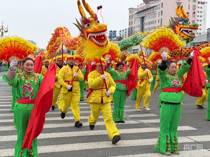 舞龙队伍活力十足  （央广网记者  丁安  摄）