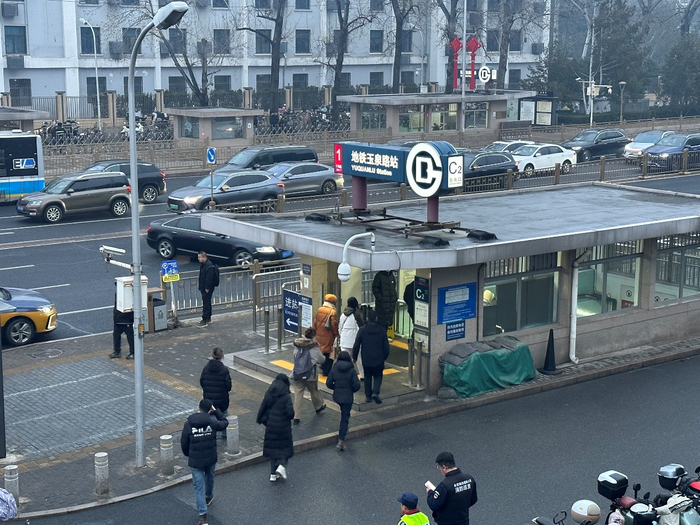 玉泉路地铁站东南口，早上7点半进站客流平稳，无需排队。千龙网记者 徐锟 摄