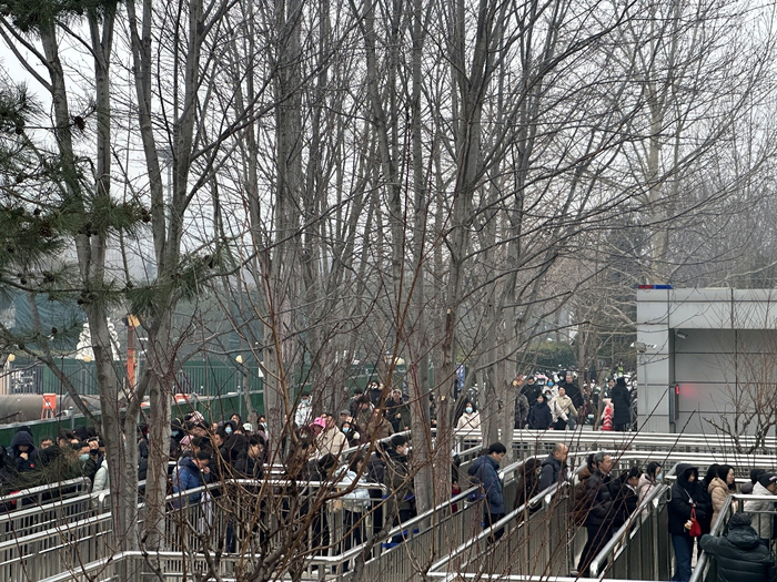 玉泉路地铁站西南口，早上7点半进站乘客排起长队。千龙网记者 徐锟 摄