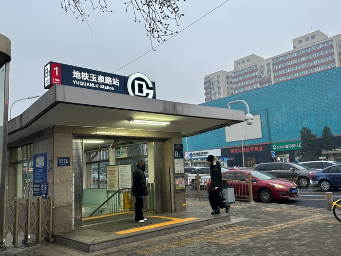 玉泉路地铁站东北口，早上7点半进站乘客较少，无需排队。千龙网记者 徐锟 摄