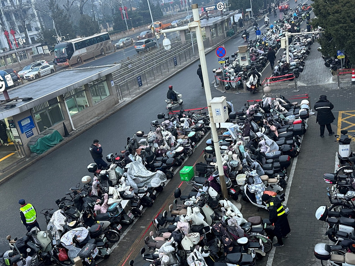 玉泉路地铁站东南口，早上7点非机动车停车区已停满车辆。千龙网记者 徐锟 摄