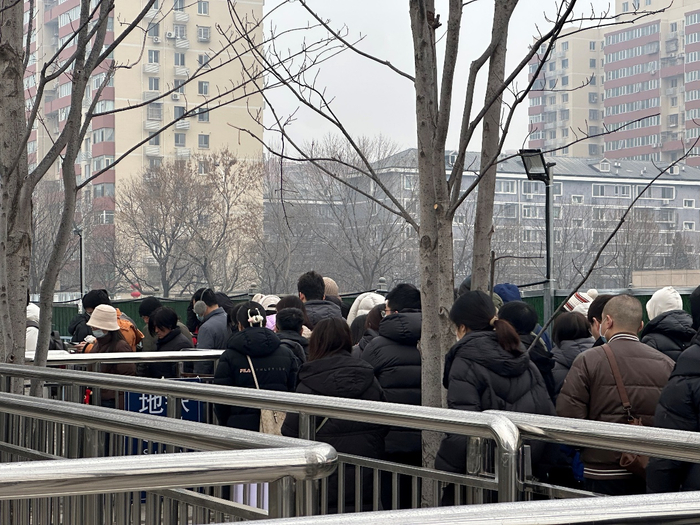 玉泉路地铁站西南口，早上7点半进站乘客排起长队。千龙网记者 徐锟 摄