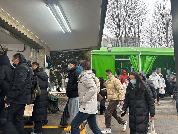 玉泉路地铁站西南口，早上7点半进站乘客排起长队。千龙网记者 徐锟 摄