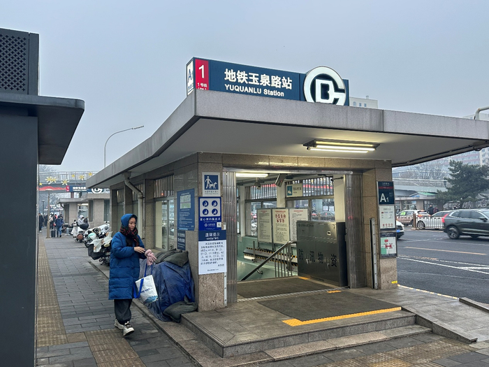 玉泉路地铁站西北口，早上7点半进站乘客较少，无需排队。千龙网记者 徐锟 摄