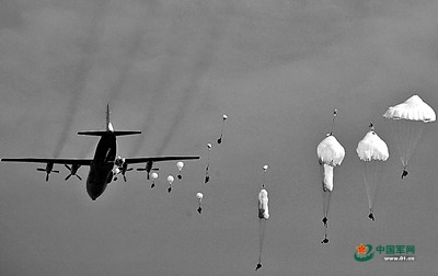 　　某部官兵进行伞降训练。 刘东祥摄
